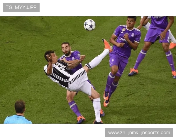 足球频道：攻防博弈中的现代足球美学